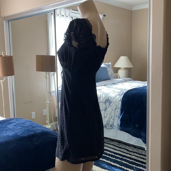 Short black dress - Picture 3 of 7